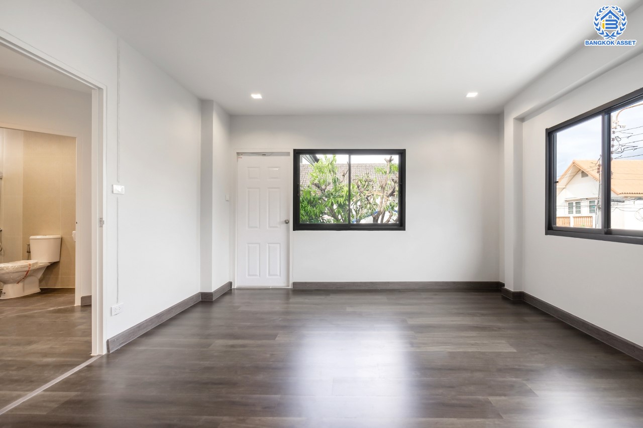 บ้านมือสองตกแต่งใหม่ ม.กฤษดานคร16-17 บรมราชชนนี-พุทธมณฑลสาย3 เนื้อที่ 60 ตร.ว. ฟังก์ชัน 4 ห้องนอน 3 ห้องน้ำ 1 ห้องอเนกประสงค์ จอดรถได้ 2 คัน บนทำเลศักยภาพ เชื่อมต่อเมืองอย่างรวดเร็ว ใกล้ทางคู่ขนานลอยฟ้าบรมราชชนนี ม.มหิดล เซ็นทรัลศาลายา และทางด่วน ฯลฯ...